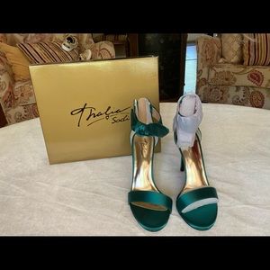 Brand new SZ 6 Thalia Sodi Evening Heeled Sandals